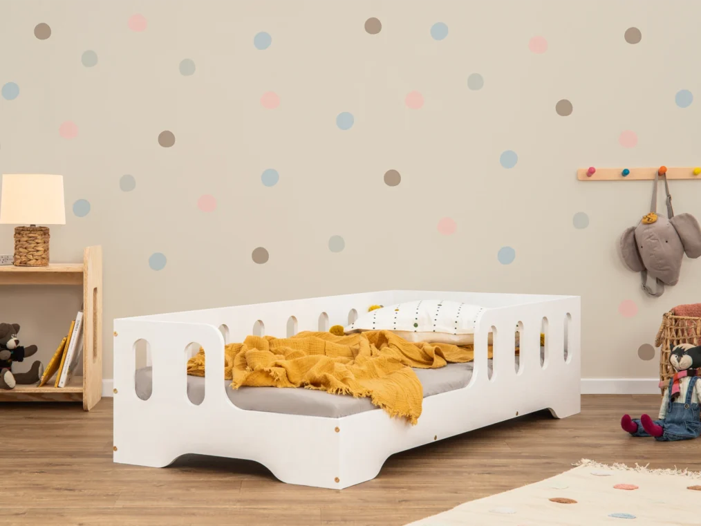 Lit en bois fabriqué en contreplaqué de pin couleur blanc avec entrée à gauche