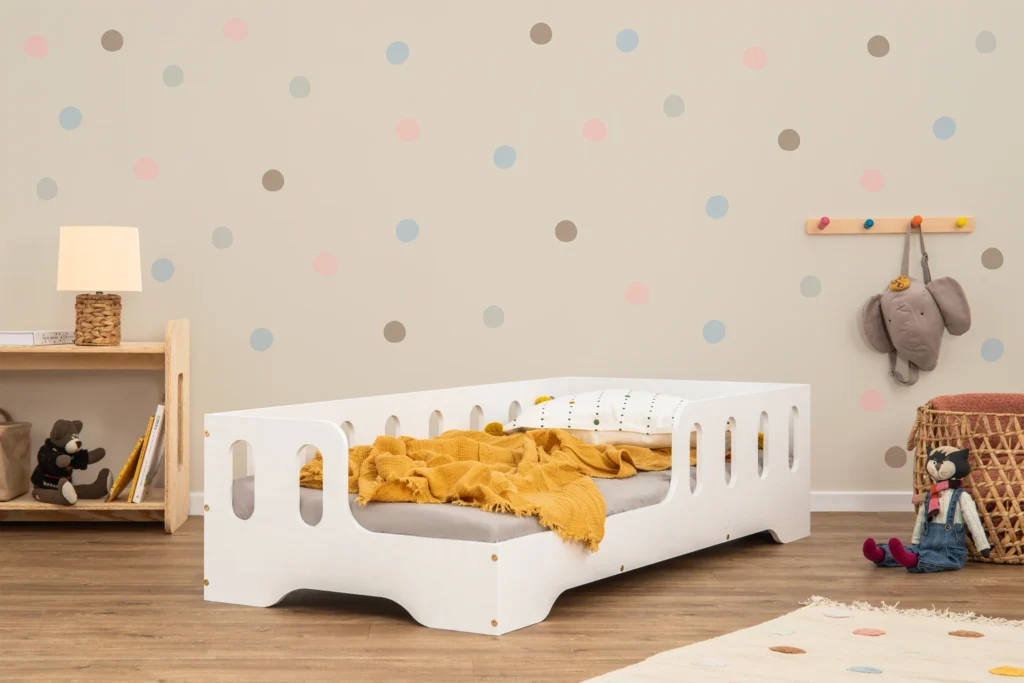 Lit en bois fabriqué en contreplaqué de pin couleur blanc avec entrée à gauche