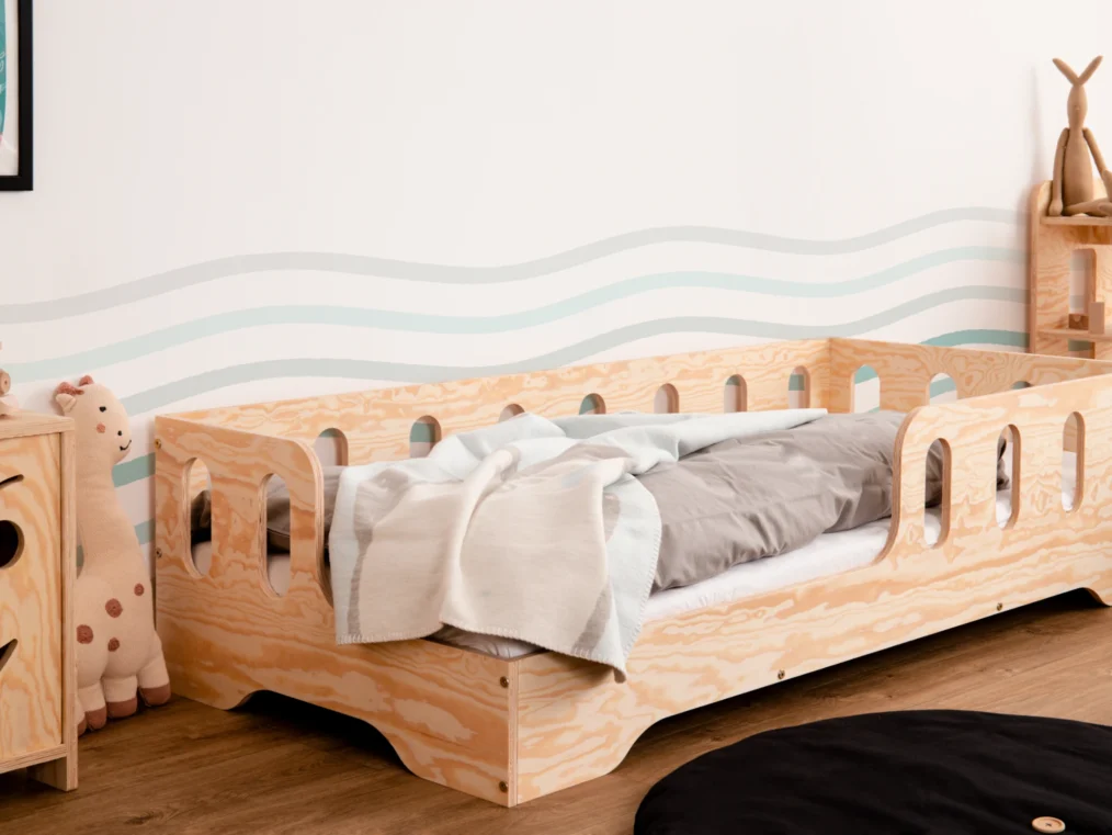 Lit en bois fabriqué en contreplaqué de pin couleur bois naturel avec entrée à gauche