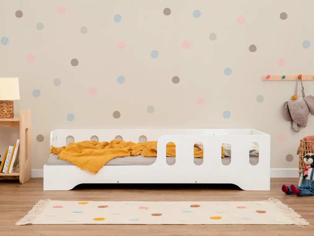 Lit en bois fabriqué en contreplaqué de pin couleur blanc avec entrée à gauche