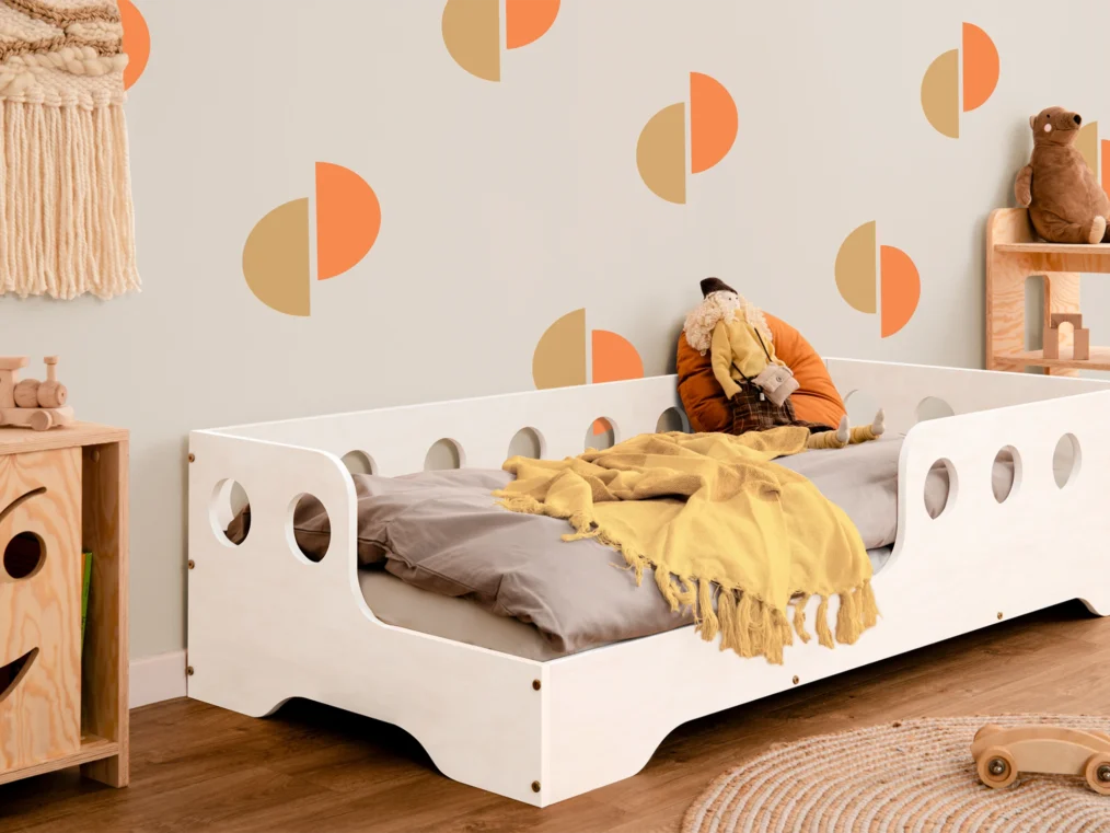 Lit en bois fabriqué en contreplaqué de pin couleur blanc avec entrée à gauche