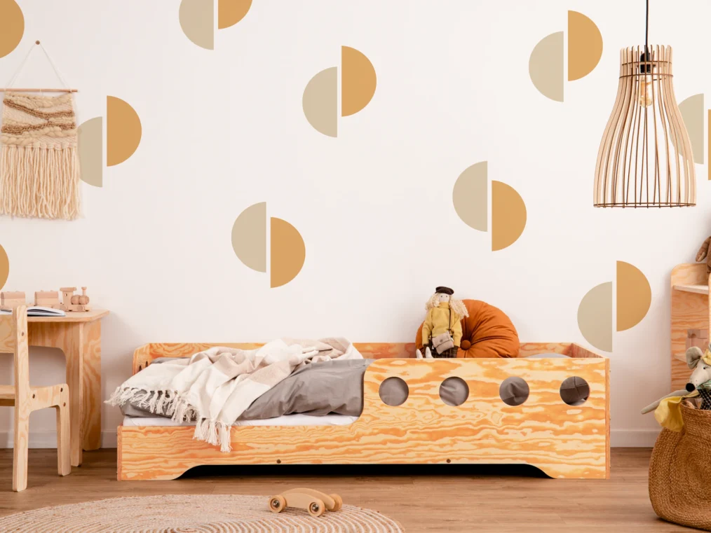 Lit en bois fabriqué en contreplaqué de pin couleur bois verni avec entrée à gauche