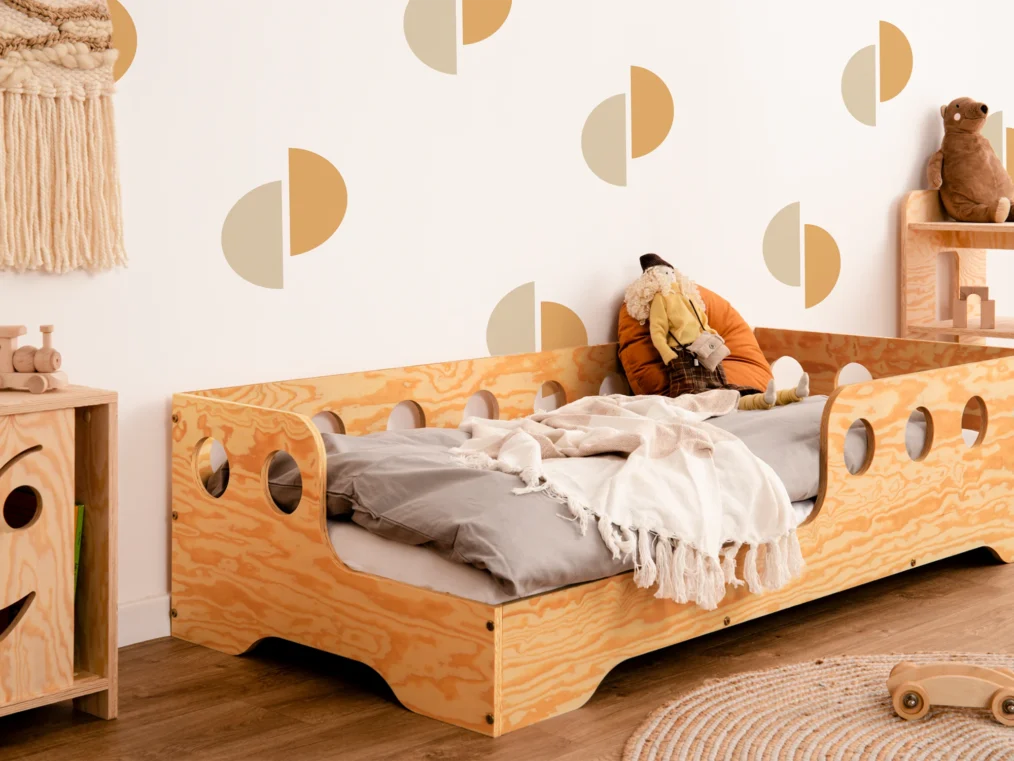 Lit en bois fabriqué en contreplaqué de pin couleur bois verni avec entrée à gauche