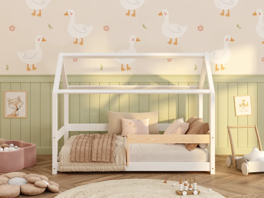 Lit en bois pour enfants en forme de maison fabriqué en bois de pin de couleur blanche avec des barrières latérales