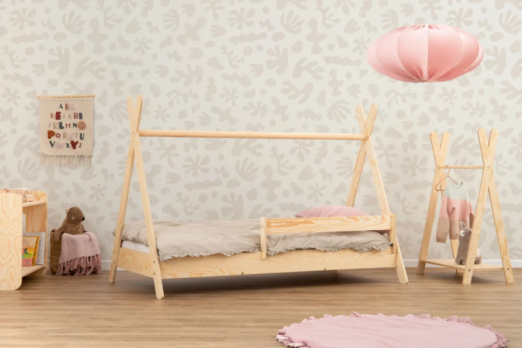 Lit enfant en bois de style tipi fabriqué en contreplaqué de pin équipé d’une barrière latérale supplémentaire