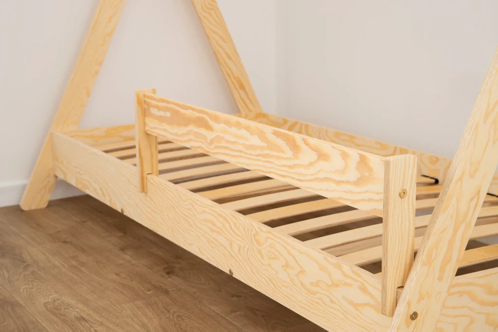 Barrière de protection en bois pour lit d’enfant fabriquée en contreplaqué de pin de couleur bois naturel