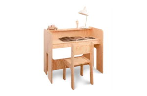 Bureau pour enfants en fabriqués contreplaqué de pin de couleur bois naturel avec chaise pour enfant