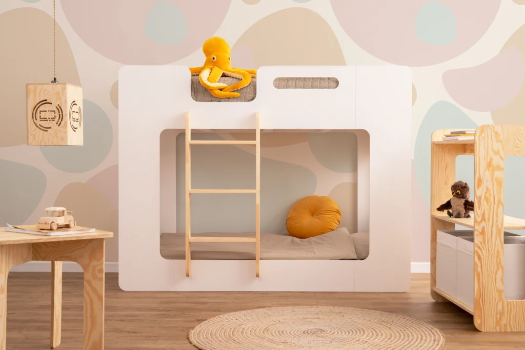 Lit superposé en bois contreplaqué de pin de couleur blanc avec une échelle à gauche