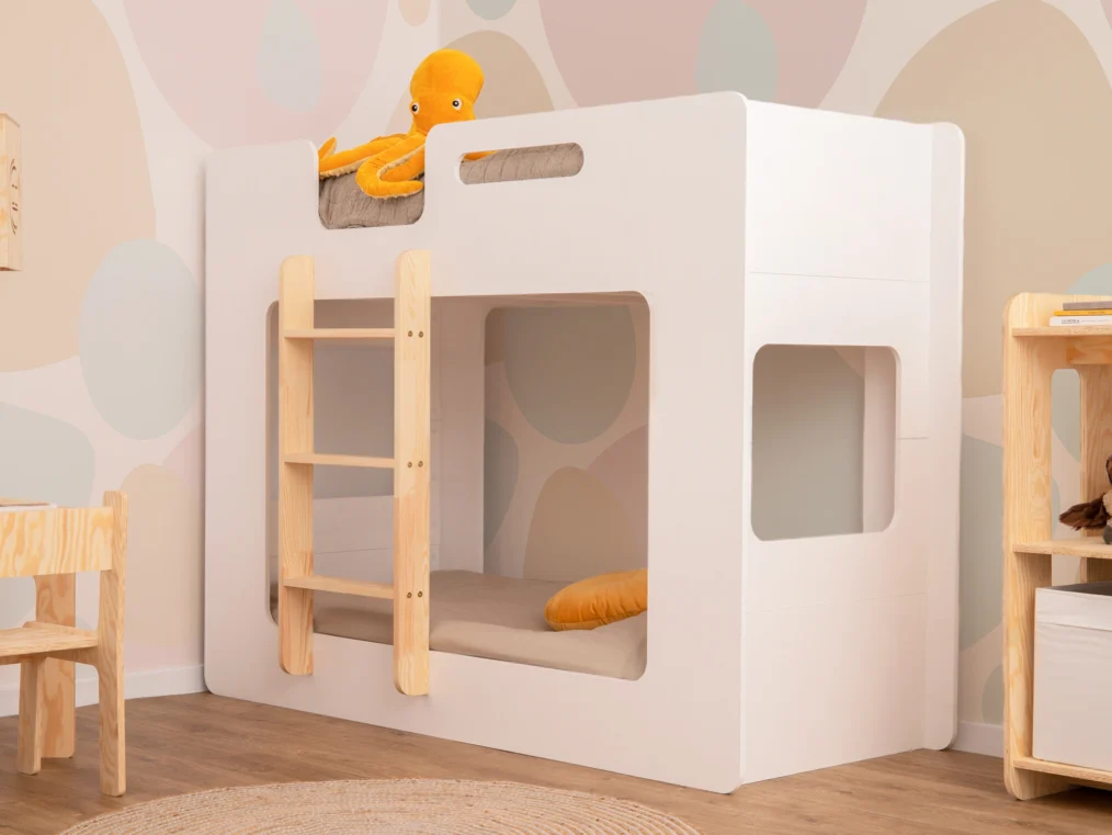 Lit superposé en bois contreplaqué de pin de couleur blanc avec une échelle à gauche