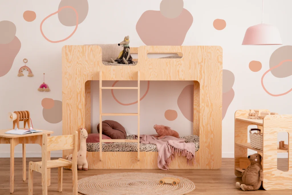 Lit superposé en bois contreplaqué de pin de couleur bois naturel avec une échelle à gauche