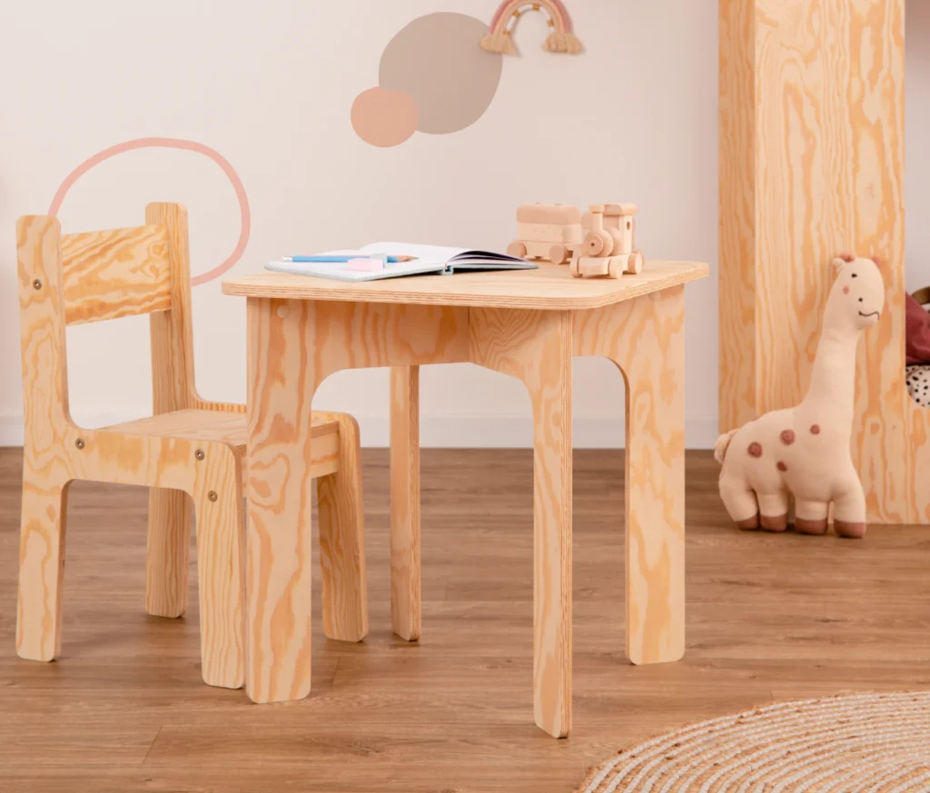 Ensemble pour enfants en bois composé d’une table et d’une chaise fabriqués en contreplaqué de pin