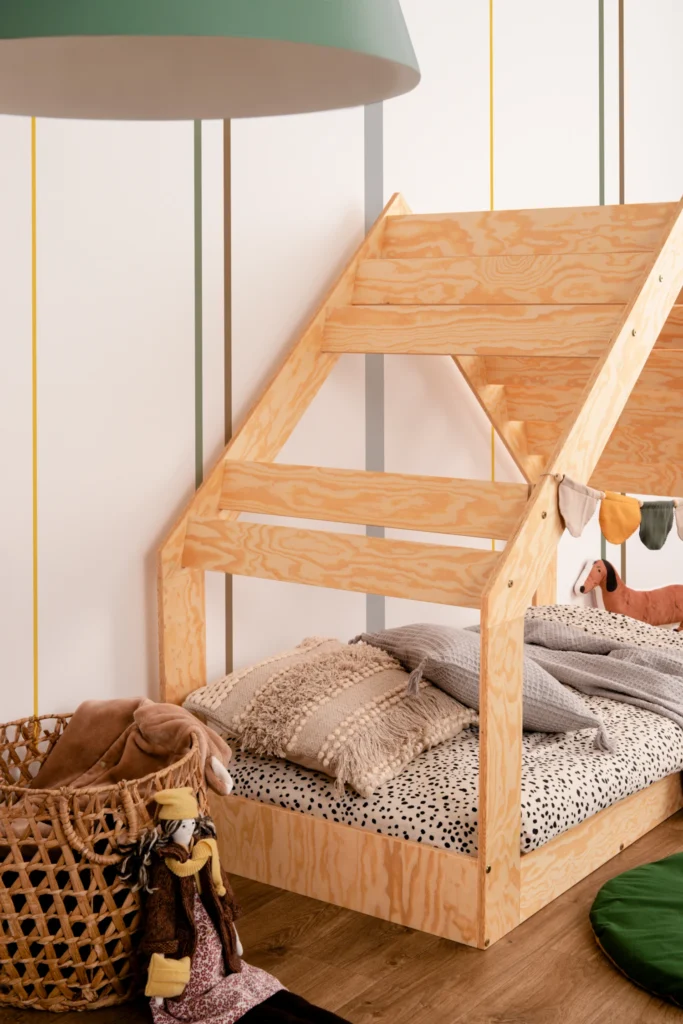 Lit enfant en forme de maison en fabriqué contreplaqué de pin couleur bois laqué avec une fenêtre dans le toit