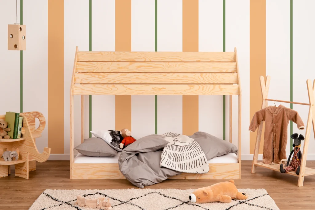 Lit pour enfant en forme de maisonnette fabriqué en contreplaqué de pin couleur bois naturel