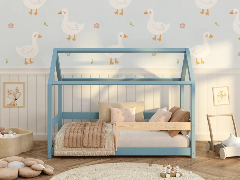 Lit en bois pour enfants en forme de maison fabriqué en bois de pin de couleur bleue avec des barrières latérales