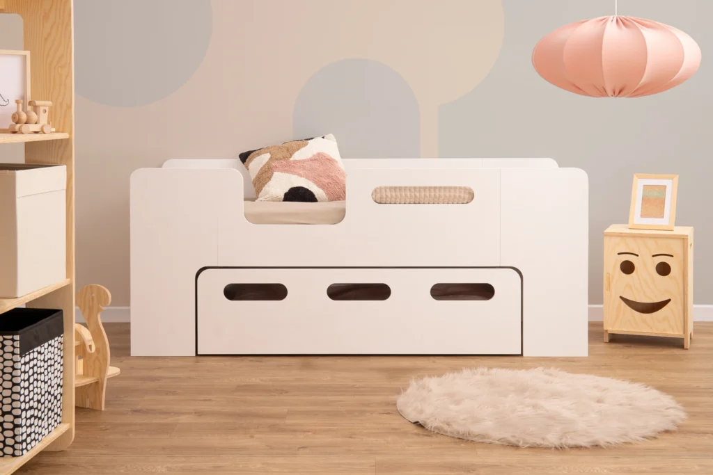 Lit en bois fabriqué en contreplaqué de pin couleur blanche avec entrée à gauche et tiroir