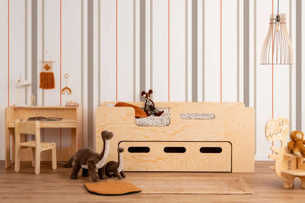 Lit en bois fabriqué en contreplaqué de pin couleur naturel avec entrée à gauche et tiroir