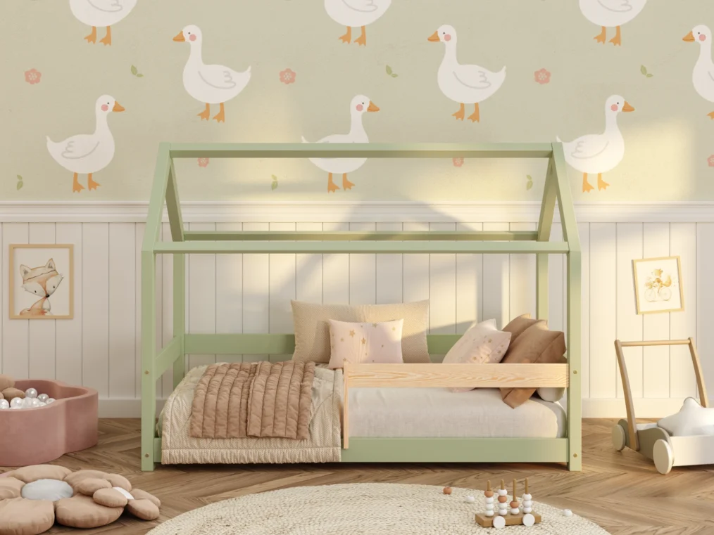 Lit en bois pour enfants en forme de maison fabriqué en bois de pin de couleur verte avec des barrières latérales