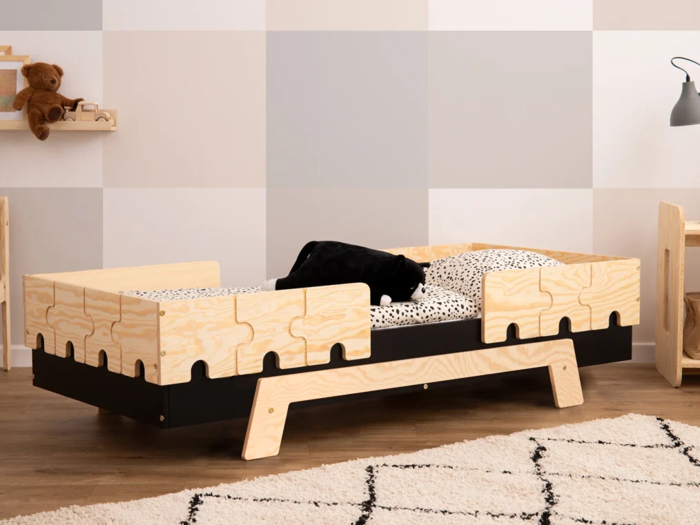 Lit en bois fabriqué en contreplaqué de pin avec barrières en forme de puzzle couleur noir