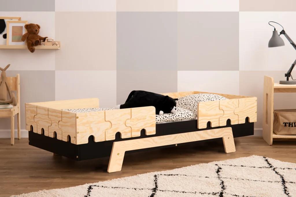Lit en bois fabriqué en contreplaqué de pin avec barrières en forme de puzzle couleur noir