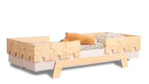 Lit en bois fabriqué en contreplaqué de pin avec barrières en forme de puzzle couleur blanc