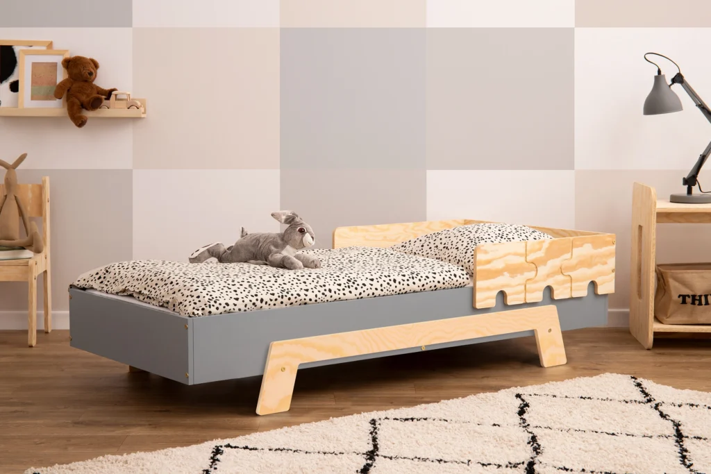 Lit en bois fabriqué en contreplaqué de pin avec une barrière en forme de puzzle en gris