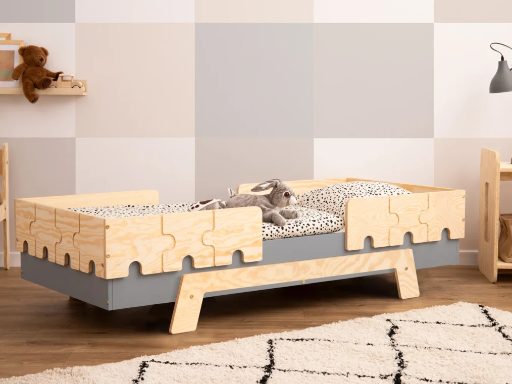 Lit en bois fabriqué en contreplaqué de pin avec barrières en forme de puzzle couleur gris