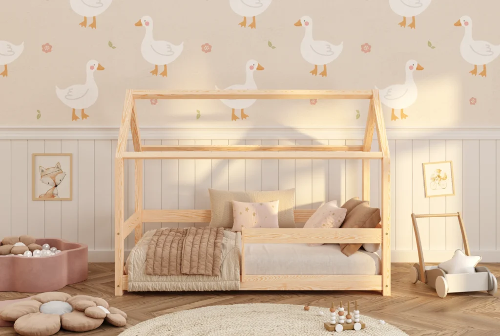 Lit en bois pour enfants en forme de maison fabriqué en bois de pin de couleur bois naturel avec des barrières latérales