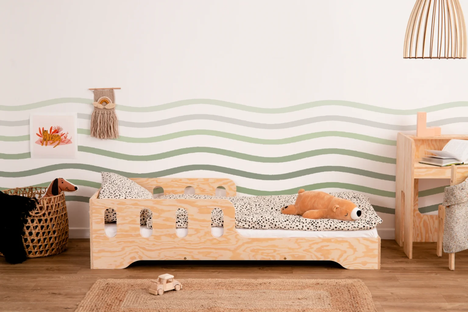 Lit simple enfant en bois avec barrière de sécurité et sommier TILA 6 Montessori