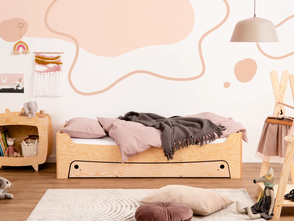 Lit enfant en bois fabriqué en contreplaqué de pin de couleur bois verni avec tiroir coulissant