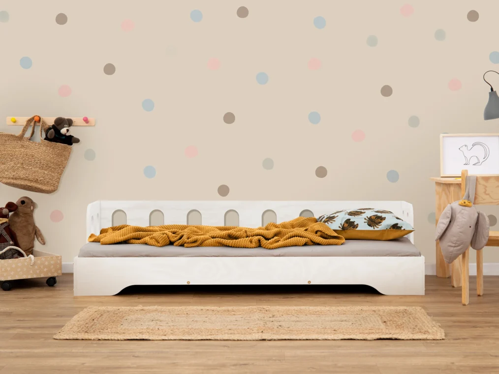 Lit en bois fabriqué en contreplaqué de pin couleur blanc avec une barrière à ouvertures ovales