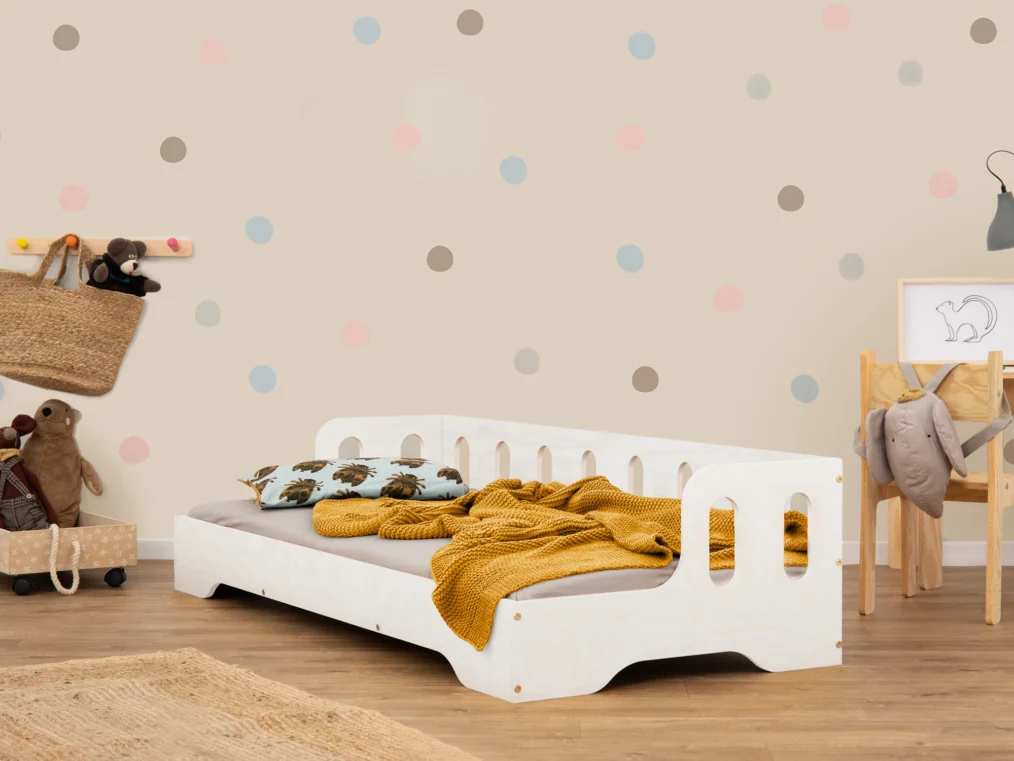 Lit en bois fabriqué en contreplaqué de pin couleur blanc avec une barrière à ouvertures ovales