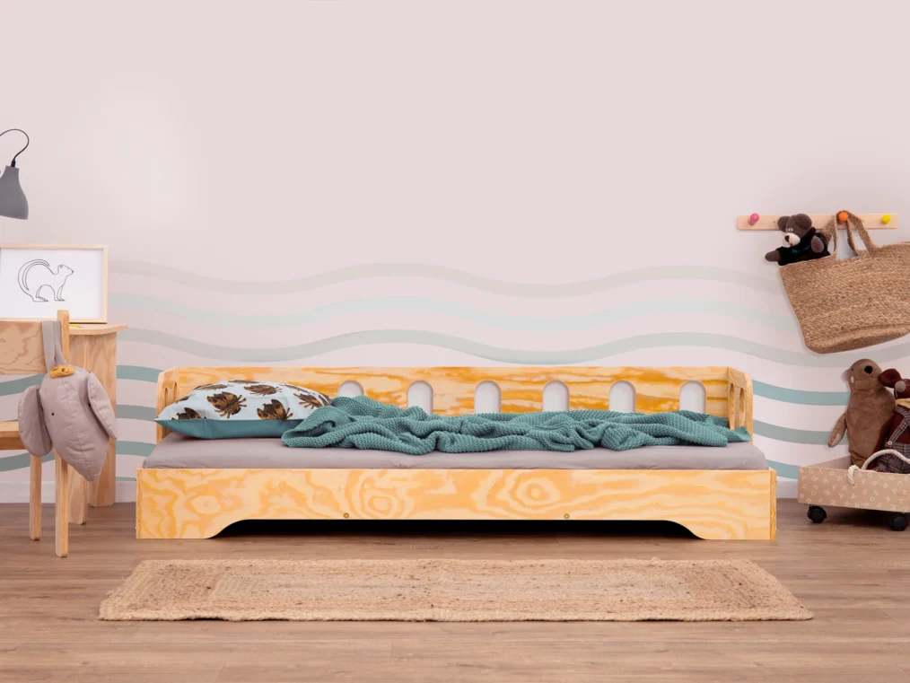 Lit en bois fabriqué en contreplaqué de pin couleur bois laqué avec une barrière à ouvertures ovales