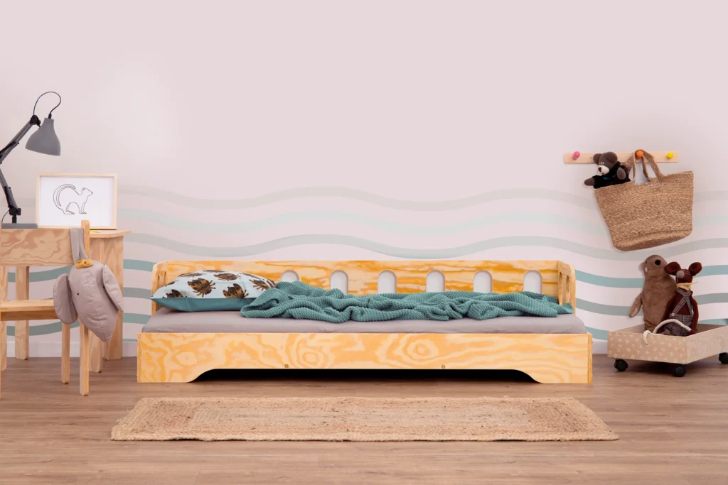 Lit en bois fabriqué en contreplaqué de pin couleur bois laqué avec une barrière à ouvertures ovales