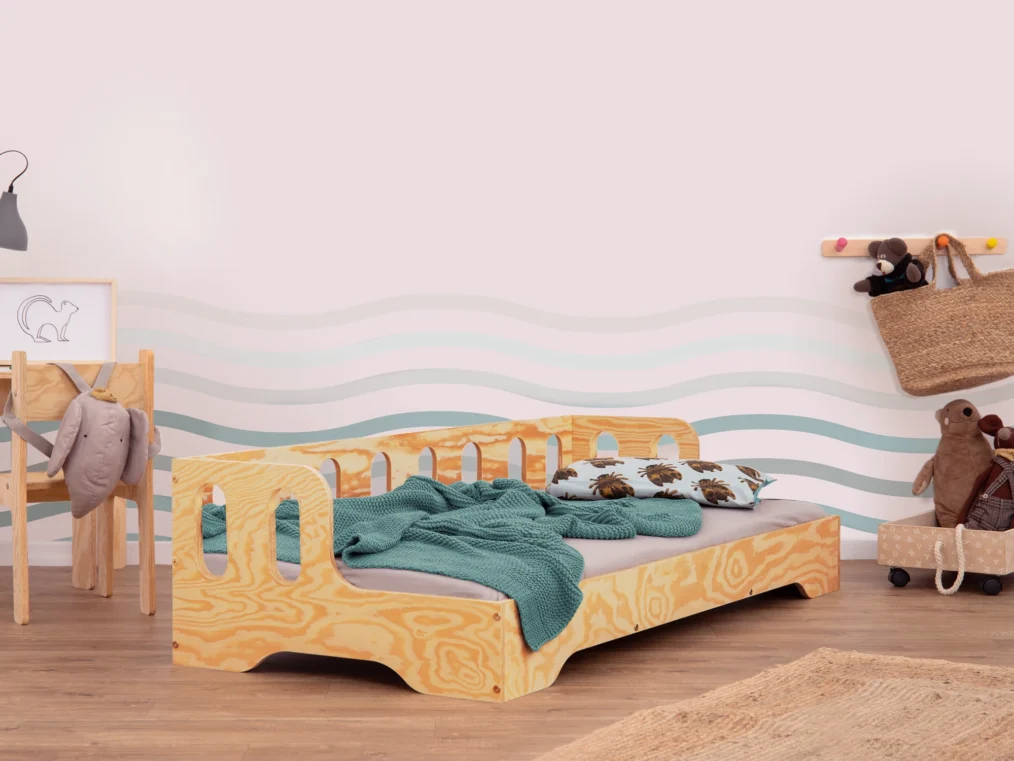 Lit en bois fabriqué en contreplaqué de pin couleur bois laqué avec une barrière à ouvertures ovales