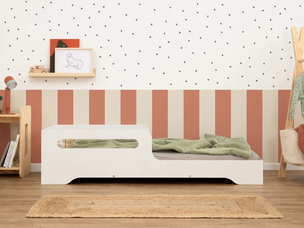 Lit pour enfant en bois fabriqué en contreplaqué de pin avec une barrière en couleur blanche