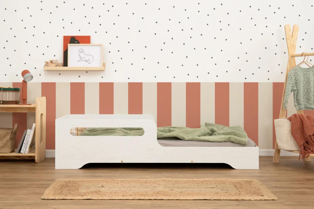 Lit pour enfant en bois fabriqué en contreplaqué de pin avec une barrière en couleur blanche