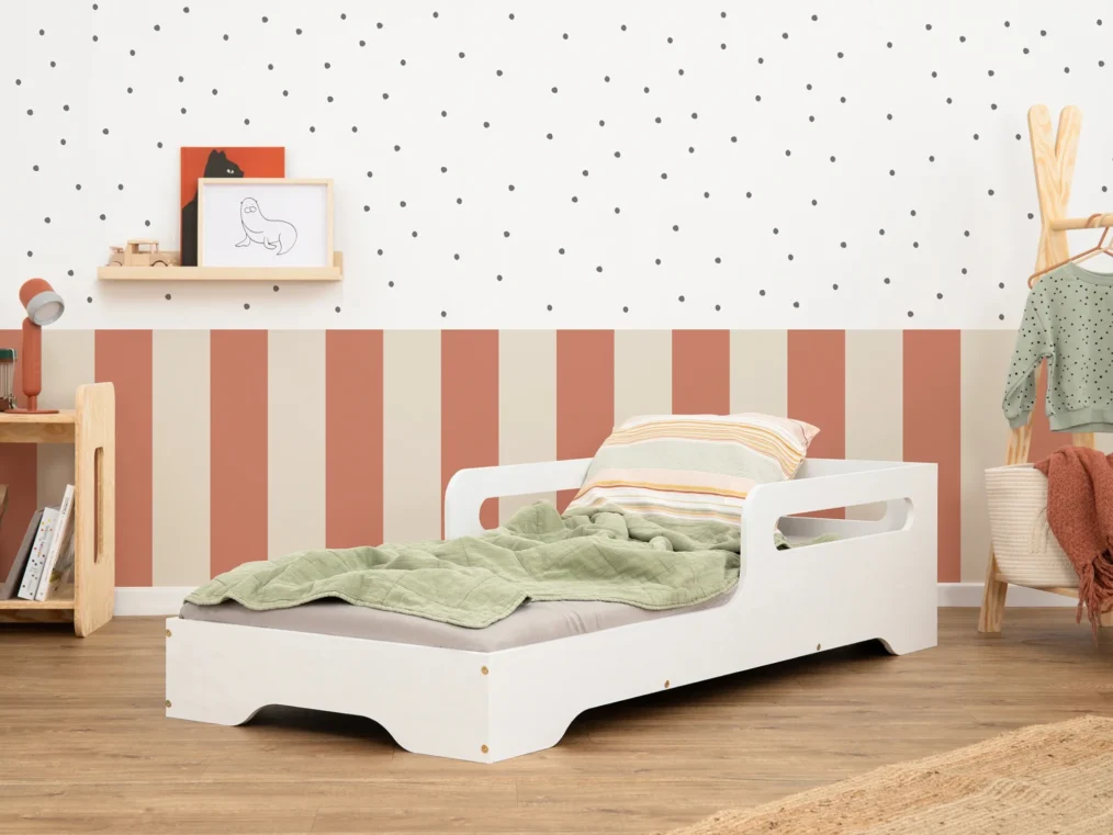 Lit pour enfant en bois fabriqué en contreplaqué de pin avec une barrière en couleur blanche