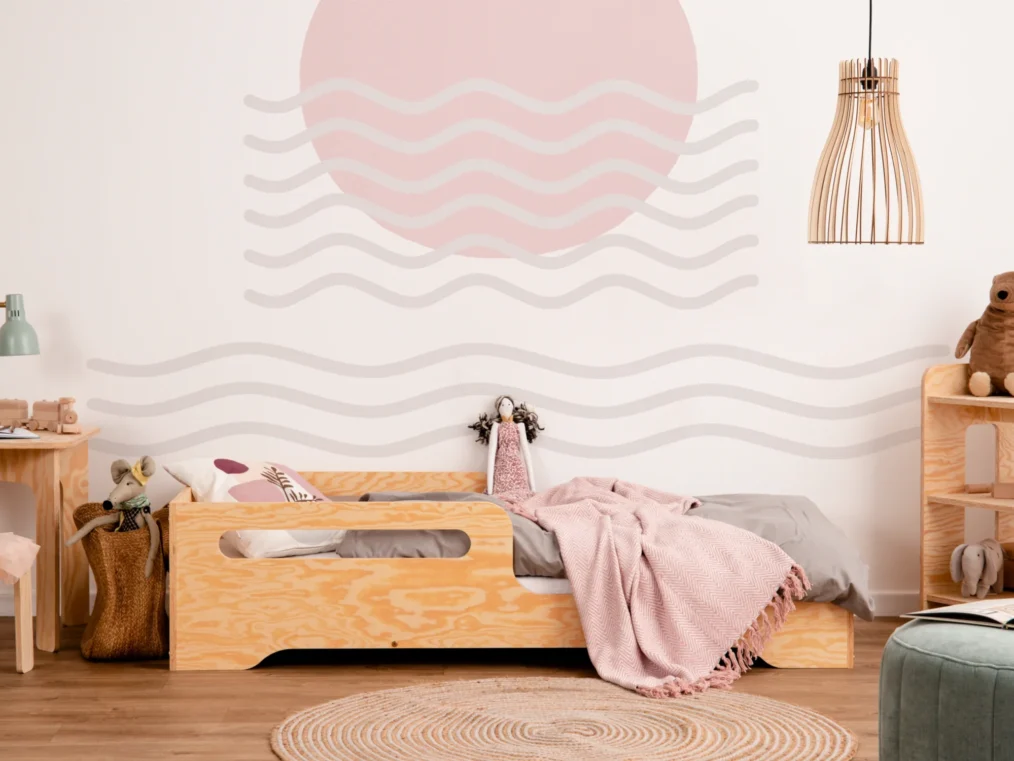 Lit pour enfant en bois fabriqué en contreplaqué de pin avec une barrière en couleur bois verni