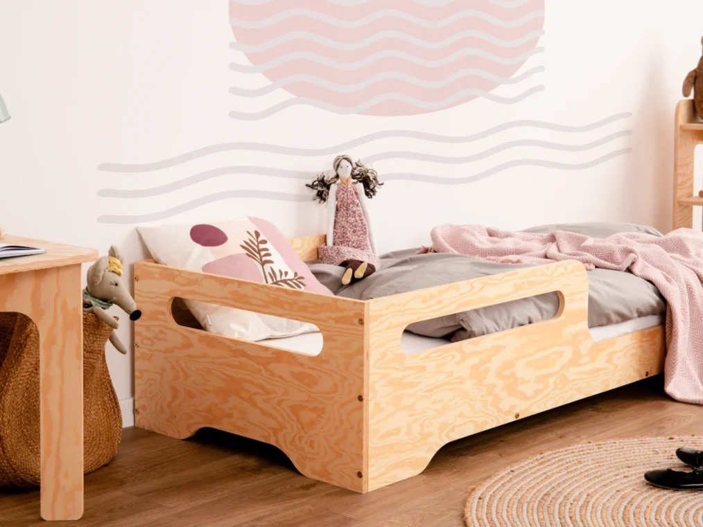 Lit pour enfant en bois fabriqué en contreplaqué de pin avec une barrière en couleur bois verni