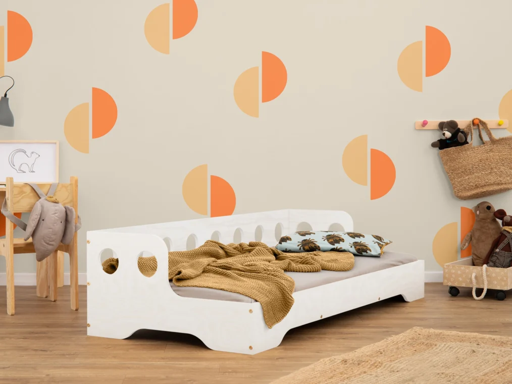 Lit en bois fabriqué en contreplaqué de pin couleur blanc avec une barrière à ouvertures rondes