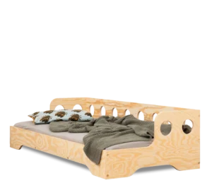 Lit en bois fabriqué en contreplaqué de pin couleur bois naturel avec une barrière à ouvertures rondes