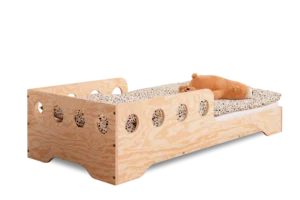 Lit en bois fabriqué en contreplaqué de pin couleur bois naturel avec une barrière à ouvertures rondes