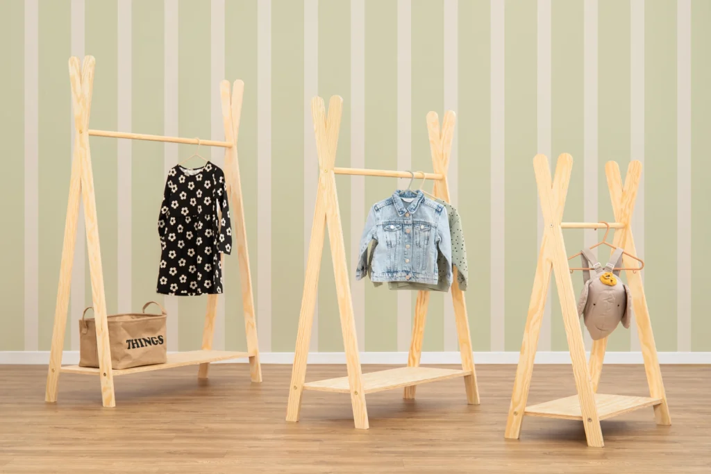 Portes-manteaux en bois en forme de tipi avec étagère inférieure, disponibles en différentes tailles