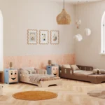 Chambre d’enfant avec deux lits au sol type Montessori, en bois clair et marron