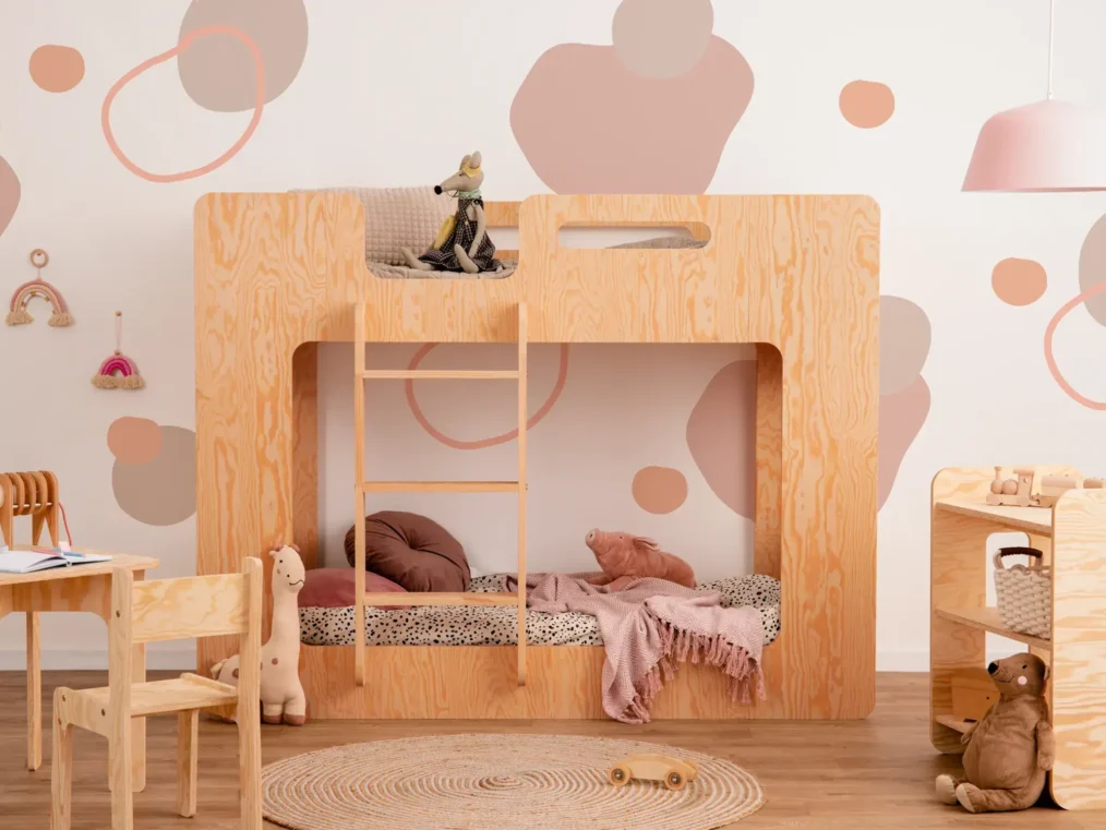 Lit superposé en bois contreplaqué de pin de couleur bois laqué avec une échelle à gauche