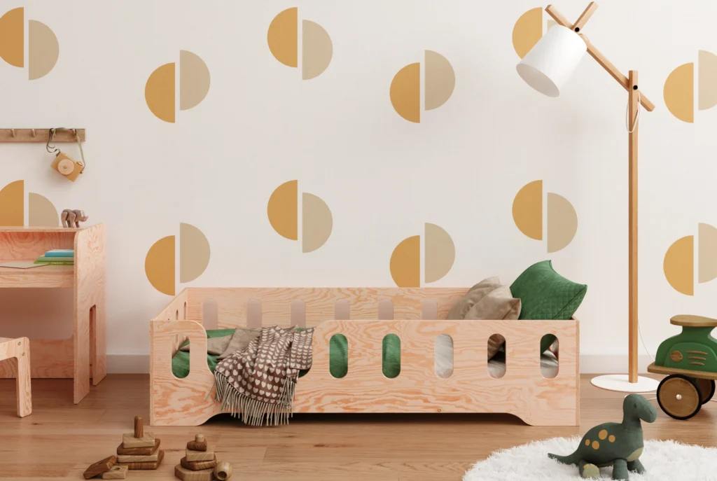 Lit en bois fabriqué en contreplaqué de pin de couleur bois naturel avec une entrée sur le côté gauche