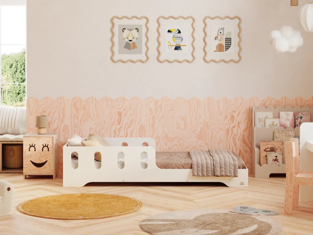 Lit en bois fabriqué en contreplaqué de pin couleur blanc avec une barrière à ouvertures