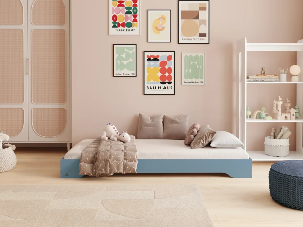 Lit enfant en bois sans barrières fabriqué en contreplaqué de pin couleur bleu