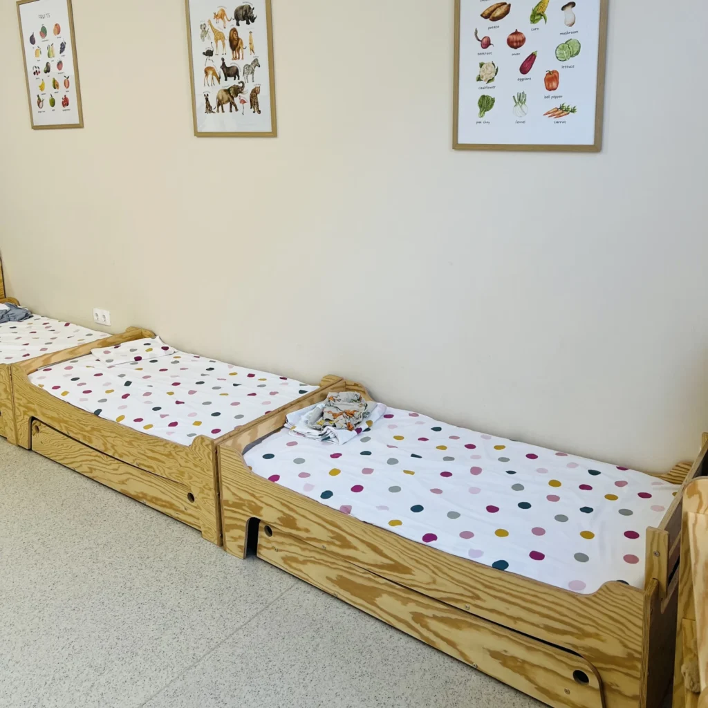 Lit enfant en bois fabriqué en contreplaqué de pin de couleur bois verni avec tiroir coulissant