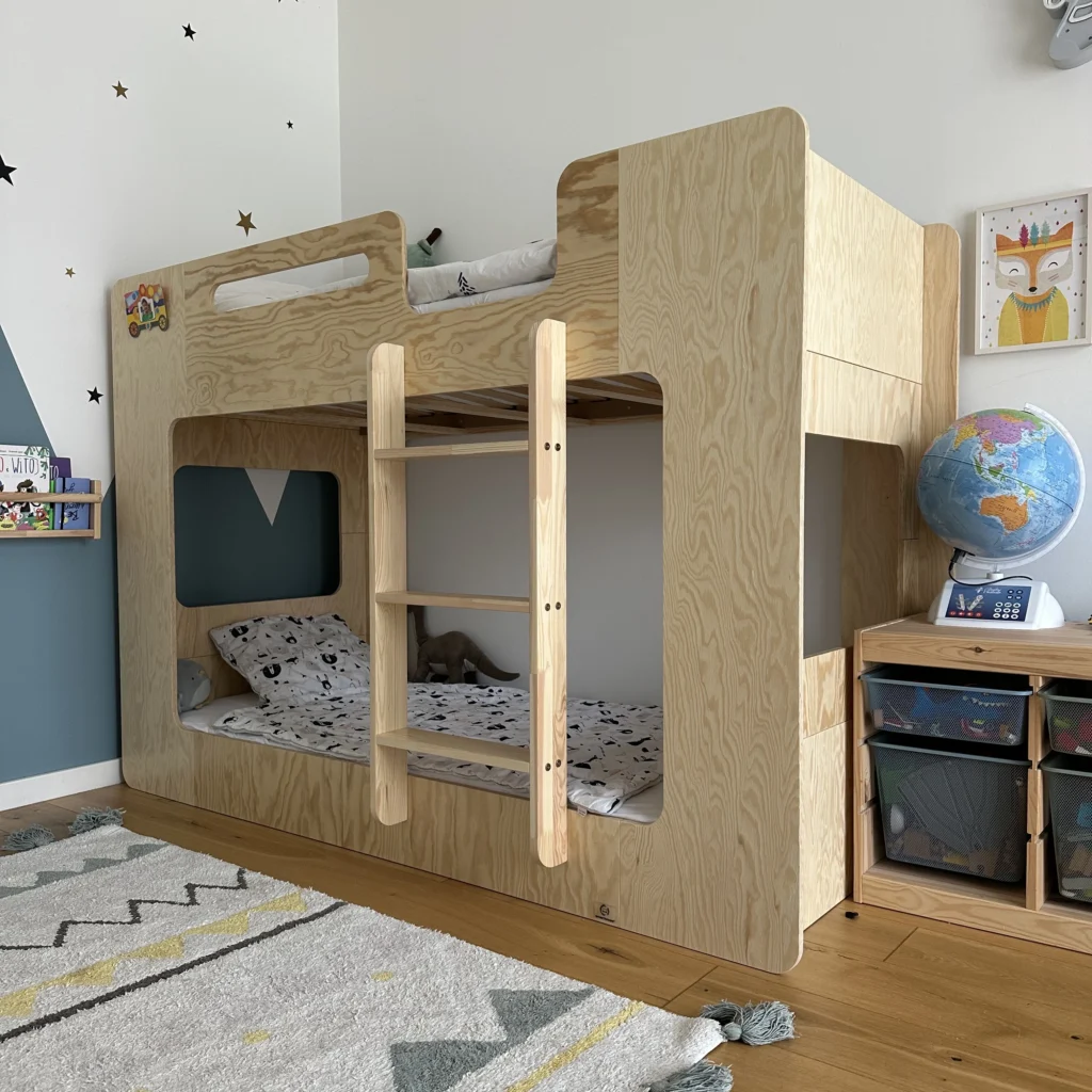 Lit superposé en bois contreplaqué de pin de couleur bois naturel avec une échelle à droite dans une chambre d’enfant